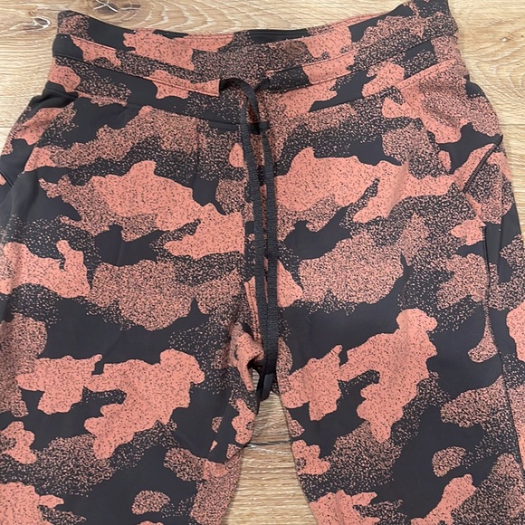 Lululemon sweats size 8 slightly worn - Picture 2 of 6